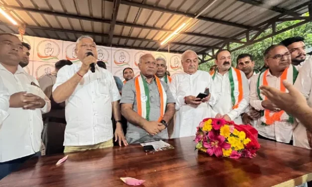 चुनाव से पहले BJP को एक और झटका, पूर्व मंत्री कर्ण देव कांबोज ने थामा कांग्रेस का ‘हाथ’