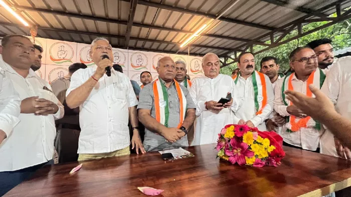 चुनाव से पहले BJP को एक और झटका, पूर्व मंत्री कर्ण देव कांबोज ने थामा कांग्रेस का ‘हाथ’