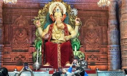 Ganesh Chaturthi 2024: लाल बाग के राजा की पहली झलक सामने आई, घर बैठे बप्पा  के दर्शन