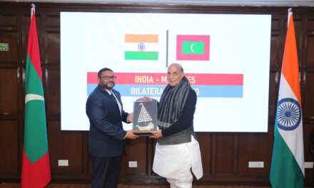 रक्षा मंत्री श्री राजनाथ सिंह ने नई दिल्ली में मालदीव के रक्षा मंत्री श्री मोहम्मद घासन मौमून के साथ द्विपक्षीय वार्ता की।