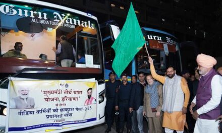 मुख्यमंत्री श्री नायब सिंह सैनी ने महाकुंभ के लिए मीडियाकर्मियों की बसों को झंडी दिखाकर किया रवाना