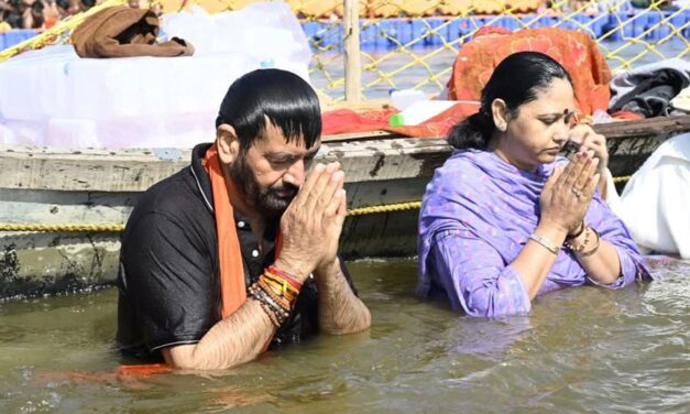 मुख्यमंत्री श्री नायब सिंह सैनी ने अपनी धर्मपत्नी के साथ गुरुवार महाकुंभ में लगाई आस्था की डुबकी