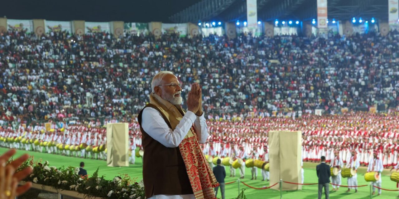 प्रधानमंत्री श्री नरेन्द्र मोदी ने असम के गुवाहाटी में झुमोर बिनंदिनी कार्यक्रम में भाग लिया