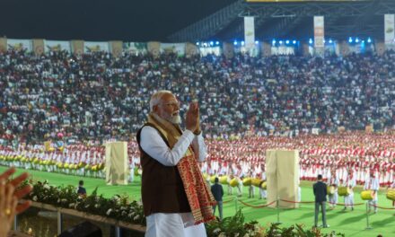 प्रधानमंत्री श्री नरेन्द्र मोदी ने असम के गुवाहाटी में झुमोर बिनंदिनी कार्यक्रम में भाग लिया