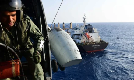 भारतीय नौसेना और तटरक्षक बल ने समुद्र में साहसिक बचाव अभियान संचालित किया