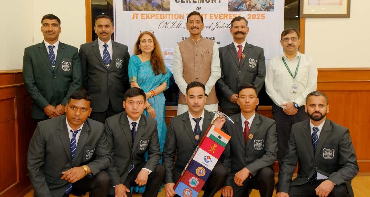 रक्षा राज्य मंत्री श्री संजय सेठ ने माउंट एवरेस्ट और माउंट कंचनजंगा अभियान को हरी झंडी दिखाई