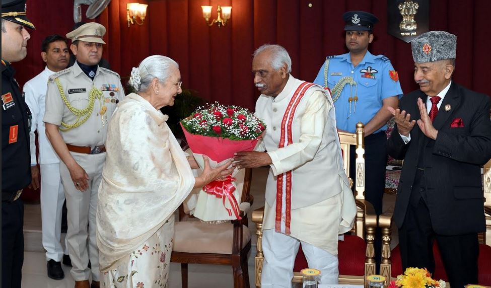 राज्यपाल श्री बंडारू दत्तात्रेय ने राष्ट्र के प्रति अनुकरणीय सेवा के लिए सेना और पूर्व सैनिकों की सराहना की