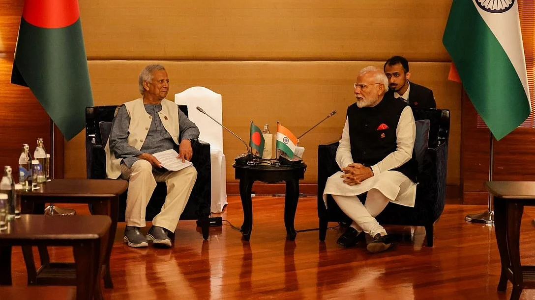प्रधानमंत्री श्री नरेन्द्र मोदी ने बिम्सटेक शिखर सम्मेलन के मौके पर बांग्लादेश के मुख्य सलाहकार से मुलाकात की