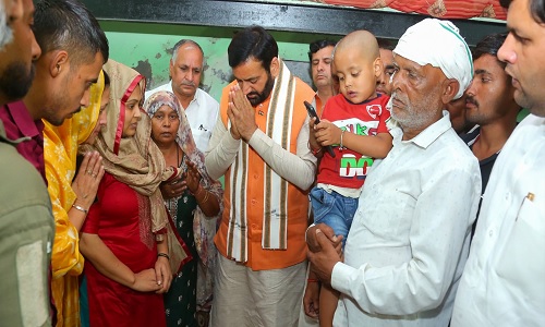 मुख्यमंत्री श्री नायब सिंह सैनी ने शहीद दिनेश कुमार शर्मा को श्रद्धांजलि अर्पित कर परिजनों का बंधाया ढांढस