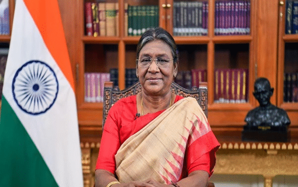 राष्ट्रपति श्रीमती द्रौपदी मुर्मु ने वरिष्ठ नागरिकों के कल्याण के लिए ‘बुजुर्गों का सम्मान’ पहल पर एक कार्यक्रम की शोभा बढ़ाई