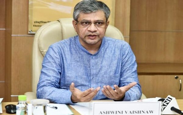 रेल मंत्री श्री अश्विनी वैष्णव द्वारा रेल परिचालन की समीक्षा, विशेष गाड़ियों के संचालन के दिए निर्देश