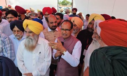 मंत्री श्री शिवराज सिंह चौहान ने पटियाला में कृषि यंत्रों के कारखाने का दौरा किया