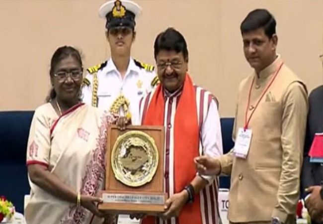राष्ट्रपति द्रौपदी मुर्मु ने स्वच्छ सर्वेक्षण पुरस्कार प्रदान किए, आधुनिक चक्रीय अर्थव्यवस्था में पारंपरिक जीवनशैली की भूमिका पर जोर