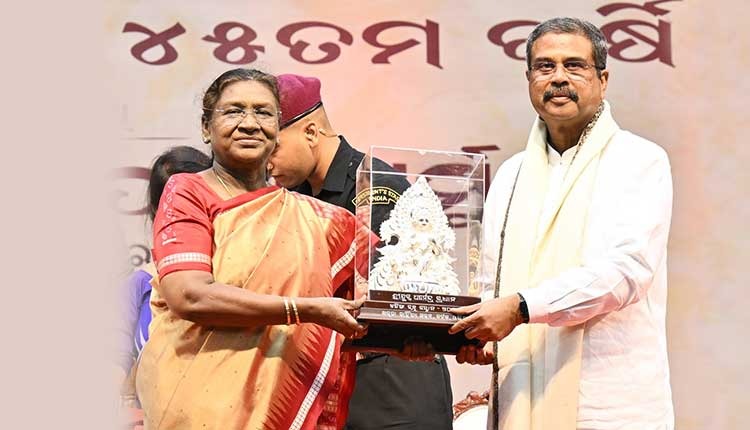 राष्ट्रपति द्रौपदी मुर्मु ने आदिकवि सरला दास की जयंती समारोह में भाग लेकर केंद्रीय शिक्षा मंत्री को कलिंग रत्न पुरस्कार 2024 प्रदान किया