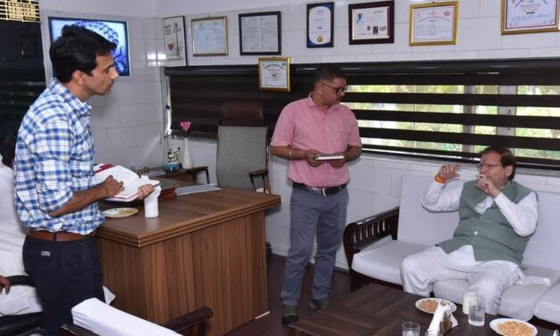 मंत्री डॉ. अरविंद शर्मा: औचक निरीक्षण के दौरान दूध संकलन व वीटा बूथों पर बिक्री बढ़ाने के दिए निर्देश