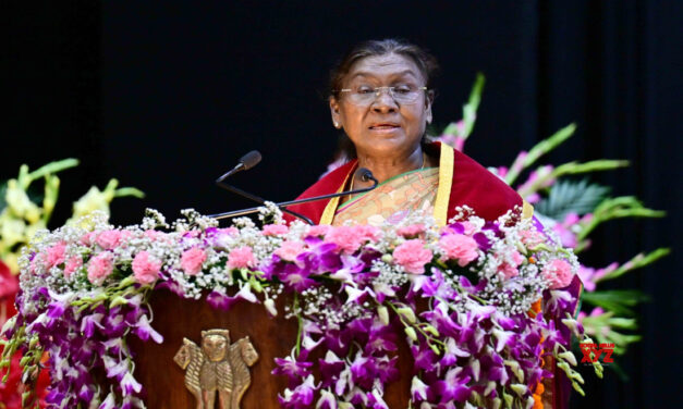 राष्ट्रपति श्रीमती द्रौपदी मुर्मू ने गोरखपुर स्थित एम्स के पहले दीक्षांत समारोह में भाग लिया
