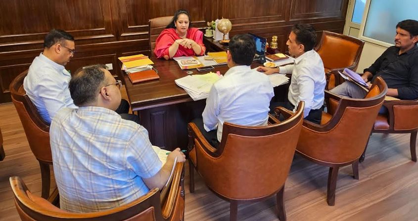 स्वास्थ्य मंत्री आरती सिंह राव ने रेवाड़ी और नारनौल के निर्माणाधीन अस्पतालों के कार्यों की समीक्षा की