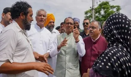 केंद्रीय कृषि मंत्री श्री शिवराज सिंह चौहान ने पंजाब के बाढ़ प्रभावित क्षेत्रों का दौरा किया, किसानों को हरसंभव मदद का आश्वासन