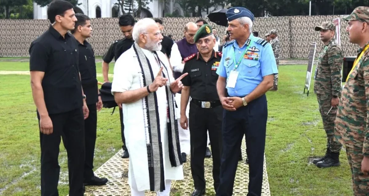 प्रधानमंत्री नरेंद्र मोदी ने कोलकाता में 2025 के संयुक्त कमांडर सम्मेलन में देश की सुरक्षा स्थिति और सशस्त्र बलों की तैयारियों की समीक्षा की