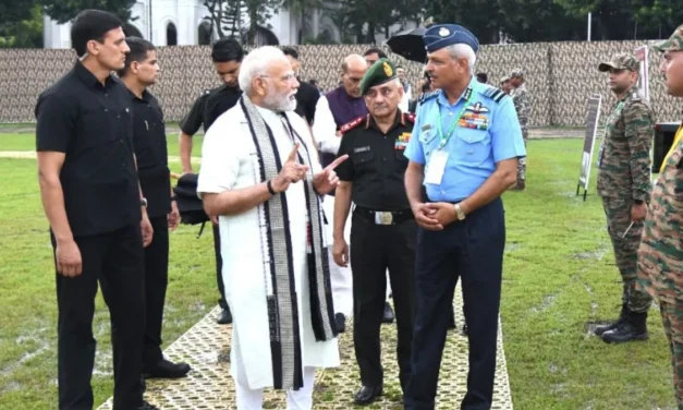 प्रधानमंत्री नरेंद्र मोदी ने कोलकाता में 2025 के संयुक्त कमांडर सम्मेलन में देश की सुरक्षा स्थिति और सशस्त्र बलों की तैयारियों की समीक्षा की