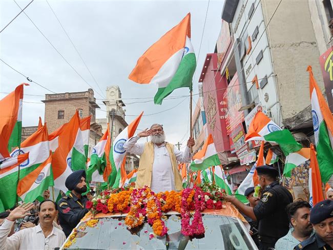 तिरंगा यात्रा में देशभक्ति गीतों की धुनों पर थिरके अनिल विज, तिरंगा फहराते हुए ‘वंदे मातरम’ और ‘भारत माता की जय’ के नारे लगाए