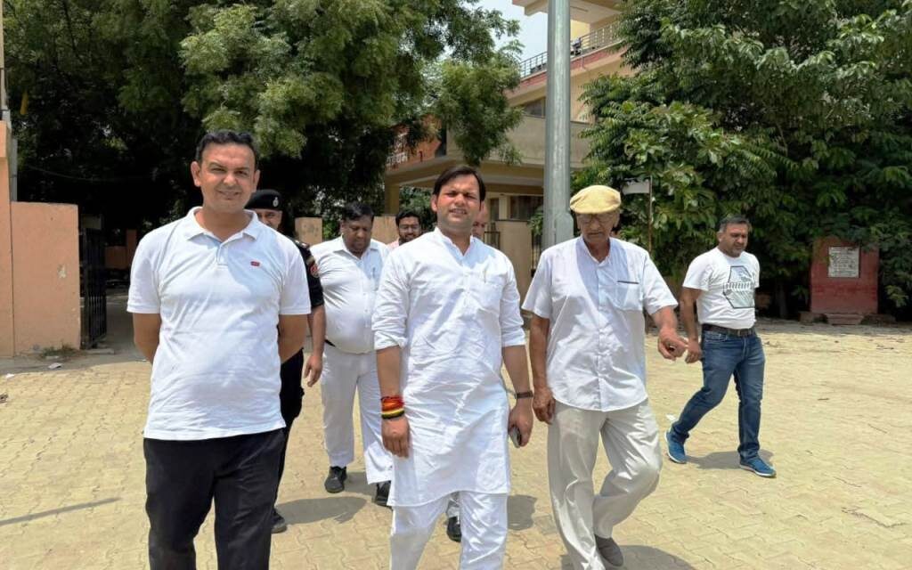 खेल मंत्री गौरव गौतम ने यमुना जल प्रवाह में बहने वाले युवक की जानकारी ली, स्थिति की की निगरानी