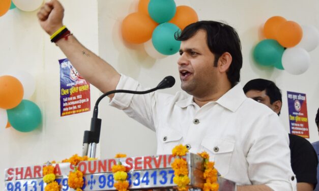 खेल मंत्री गौरव गौतम ने स्क्वाड्रन लीडर सिद्धांत सिंह को वीर चक्र से सम्मानित होने पर दी शुभकामनाएं