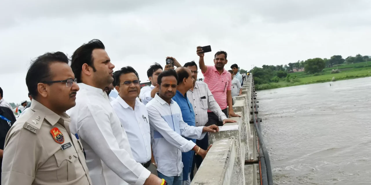 खेल मंत्री गौरव गौतम ने यमुना नदी के बढ़ते जलस्तर को लेकर गांवों का दौरा किया
