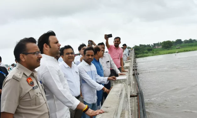 खेल मंत्री गौरव गौतम ने यमुना नदी के बढ़ते जलस्तर को लेकर गांवों का दौरा किया