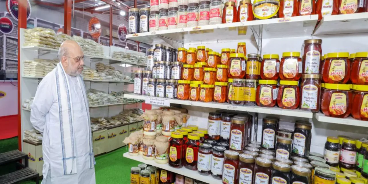 केन्द्रीय गृह एवं सहकारिता मंत्री अमित शाह ने गांधी जयंती पर खादी इंडिया शोरूम का किया दौरा, खादी और स्वदेशी के महत्व पर दिया जोर