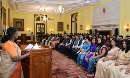 राष्ट्रपति द्रौपदी मुर्मु ने भारतीय सांख्यिकी सेवा, कौशल विकास सेवा और केंद्रीय अभियांत्रिकी सेवा के प्रशिक्षु अधिकारियों से की मुलाकात