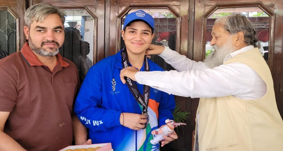 यूथ एशियन गेम्स 2025 में रजत जीतने पर बॉक्सर हरनूर कौर को ऊर्जा मंत्री अनिल विज ने दी बधाई, 11 हजार रुपए से सम्मानित