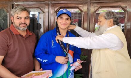 यूथ एशियन गेम्स 2025 में रजत जीतने पर बॉक्सर हरनूर कौर को ऊर्जा मंत्री अनिल विज ने दी बधाई, 11 हजार रुपए से सम्मानित