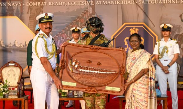 राष्ट्रपति द्रौपदी मुर्मु ने तिरुवनंतपुरम में नौसेना दिवस 2025 समारोह में भाग लिया, भारतीय नौसेना की महत्वपूर्ण भूमिका पर प्रकाश डाला