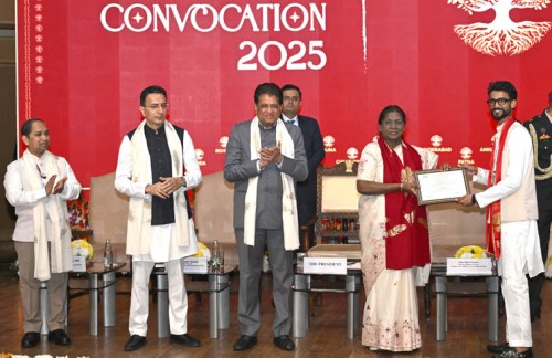 राष्ट्रपति श्रीमती द्रौपदी मुर्मु ने फुटवियर डिज़ाइन एंड डेवलपमेंट इंस्टीट्यूट के स्नातकों को प्रमाणपत्र दिए, केंद्रीय मंत्री पीयूष गोयल ने वैश्विक अवसरों का जिक्र किया