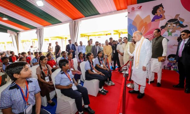 श्री अमित शाह ने अहमदाबाद अंतरराष्ट्रीय पुस्तक मेला में बच्चों को पुस्तकें वितरित कीं और साहित्यिक कार्यक्रमों का अवलोकन किया