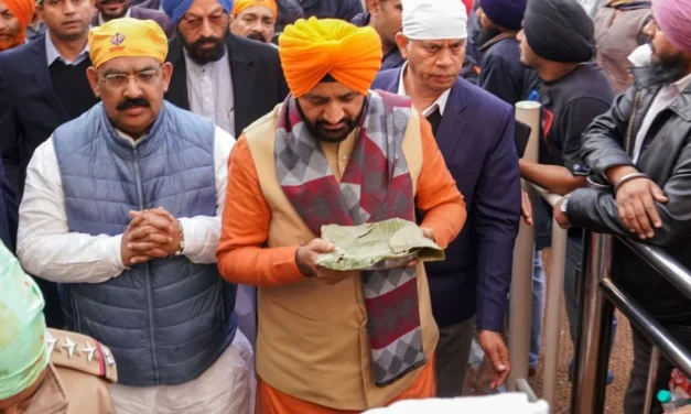 हरियाणा के मुख्यमंत्री नायब सिंह सैनी ने वीर साहिबजादों को श्रद्धांजलि दी, गुरुद्वारा श्री फतेहगढ़ साहिब में माथा टेका