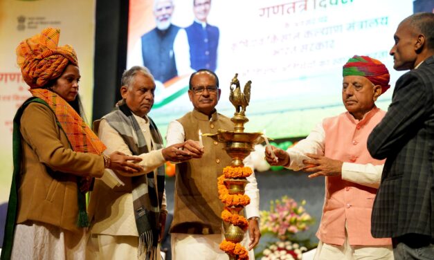 77वें गणतंत्र दिवस के अवसर पर केंद्रीय कृषि मंत्री शिवराज सिंह चौहान ने किसानों से किया संवाद