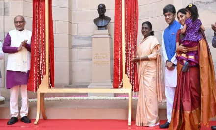 राष्ट्रपति द्रौपदी मुर्मु ने राष्ट्रपति भवन में सी. राजगोपालाचारी की प्रतिमा का अनावरण किया, ‘राजाजी उत्सव’ का शुभारंभ